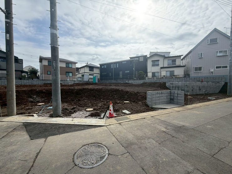 ◇売却査定相談◇
「急な転勤」「相続による売却」「金銭的な理由」など住まいの売却をそれぞれです。
仲介はもちろんのこと、弊社独自のネットワークで買取案件もご相談できます!