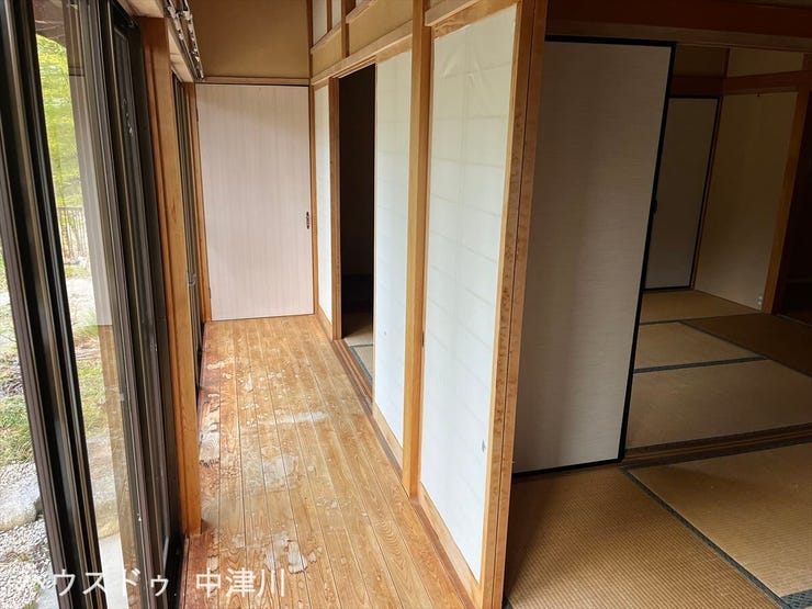 南側の外に面した廊下