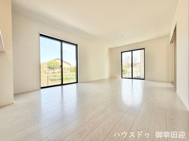 ■安らぎと笑顔の中心地■陽光が優しく降り注ぎ、会話が自然と弾む。ここでは、毎日が特別な時間へと変わります。