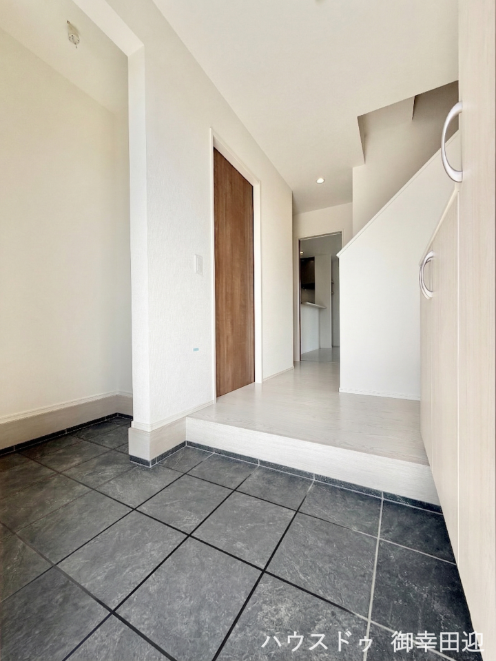 ■「しまう」が叶える美しい玄関■大容量のシューズボックスがあることでいつも整理された、気持ちの良い「家の顔」を保てます。