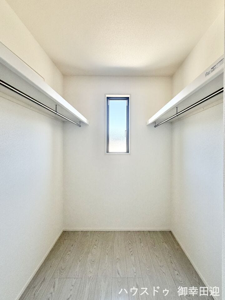 ■2階8.0帖洋室WIC■衣類から小物まで一ヶ所に集約。整理整頓がしやすく、毎日のコーディネートが楽しくなるゆとりの収納です。