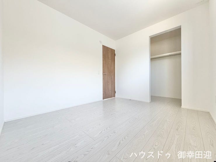 ■2階5.2帖洋室■寝室、書斎、趣味の部屋。家族の成長やライフスタイルに合わせ、様々な使い方ができる快適な空間です。