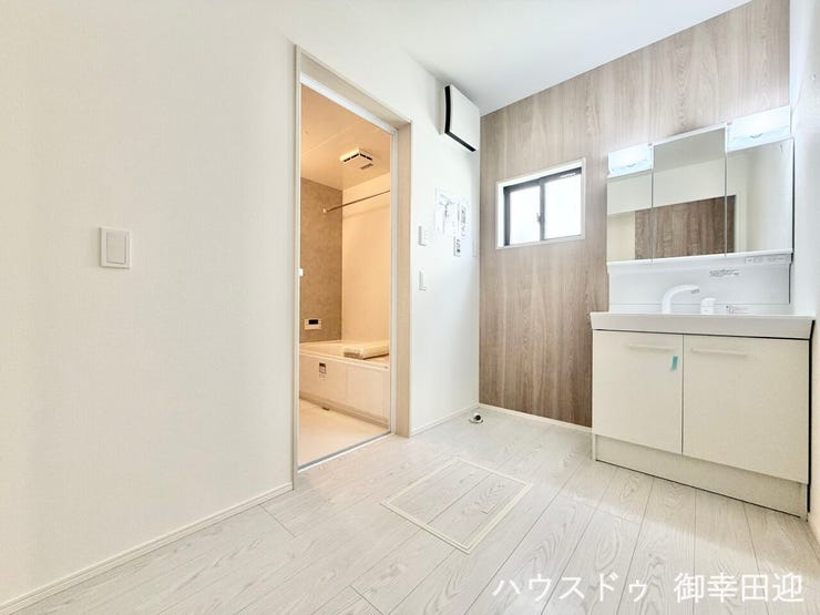 ■清々しいリフレッシュ空間■自分を磨き、気持ちを切り替える。心地よい光が差し込むプライベートスペース。