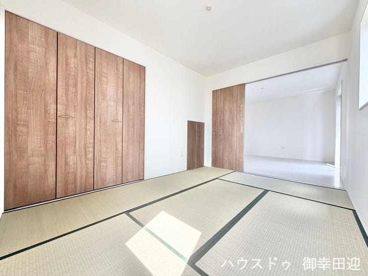 ■1階6.0帖和室■ゲストをもてなし、昼寝や家事にも使える、畳のぬくもりが心地よい多目的万能スペース。