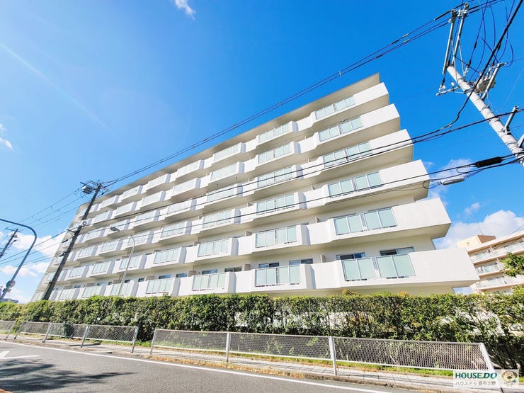 【外観】
コンビニまでは徒歩1分!ファミリーに人気の高い「桃山台」が徒歩圏内のマンションです♪