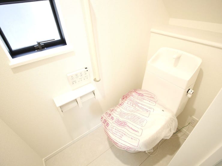 清潔感あふれる心地よいトイレ空間。小窓からの採光で明るく、ほっと一息つけるプライベートエリアです。小物を飾って自分好みの可愛い空間にアレンジするのも楽しそうですね!