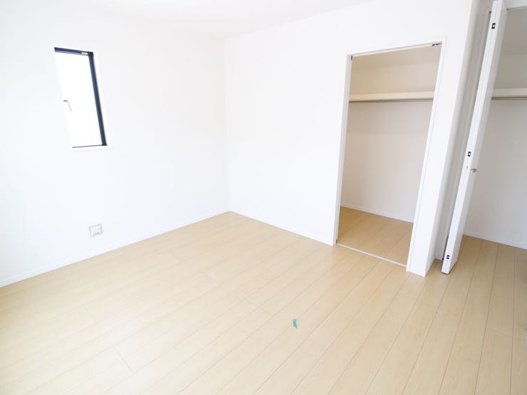 ※2階洋室
大きなクローゼット付きで、お気に入りのお洋服もたっぷり収納!お部屋がすっきり片付くので、インテリアコーディネートを心ゆくまで楽しめます。ゆったり寛げる主寝室に最適。