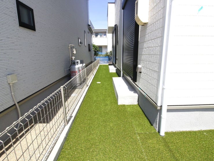 手入れの手間がかからない人工芝を採用したサイドスペース。雑草が生えにくいため、キレイな状態を長期間キープできます。DIYスペースや物置の設置場所としても活用できます。