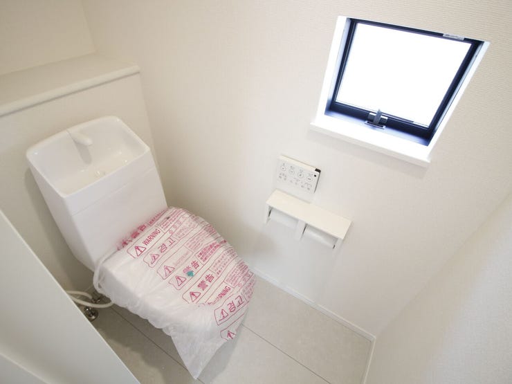 ※2階トイレ
忙しい朝のバタバタもこれで解消!2階にもトイレがあるのは嬉しいポイントですね。階段を行き来する手間が省け、夜中に目が覚めた時も安心。家族みんなに優しい設計です。