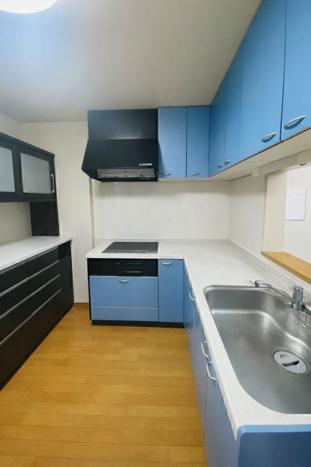 収納豊富で使いやすい、明るく清潔感のあるキッチン。自炊派にも嬉しい設備です。
※AIによる家具消しを行っております。