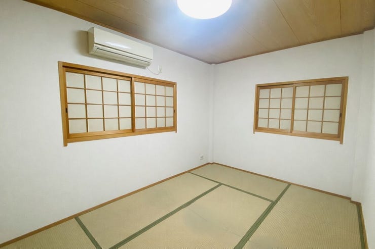柔らかな光が入る落ち着いた和室♪
多用途に使え、季節を問わず快適に過ごせます。
※AIによる家具消しを行っております。