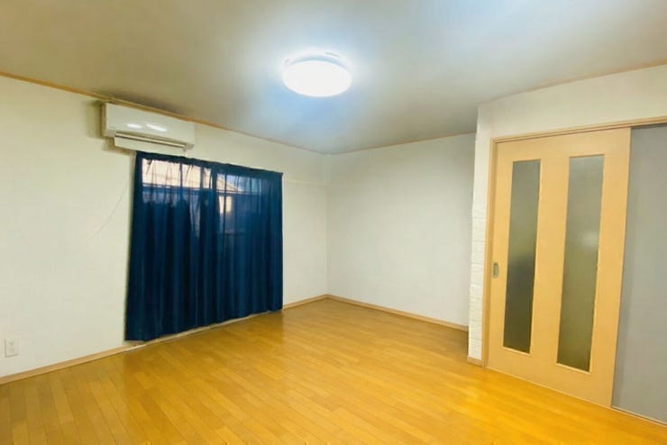 ナチュラルな木目フローリングが落ち着いた雰囲気を演出し、どんなインテリアとも相性◎
※AIによる家具消しを行っております。