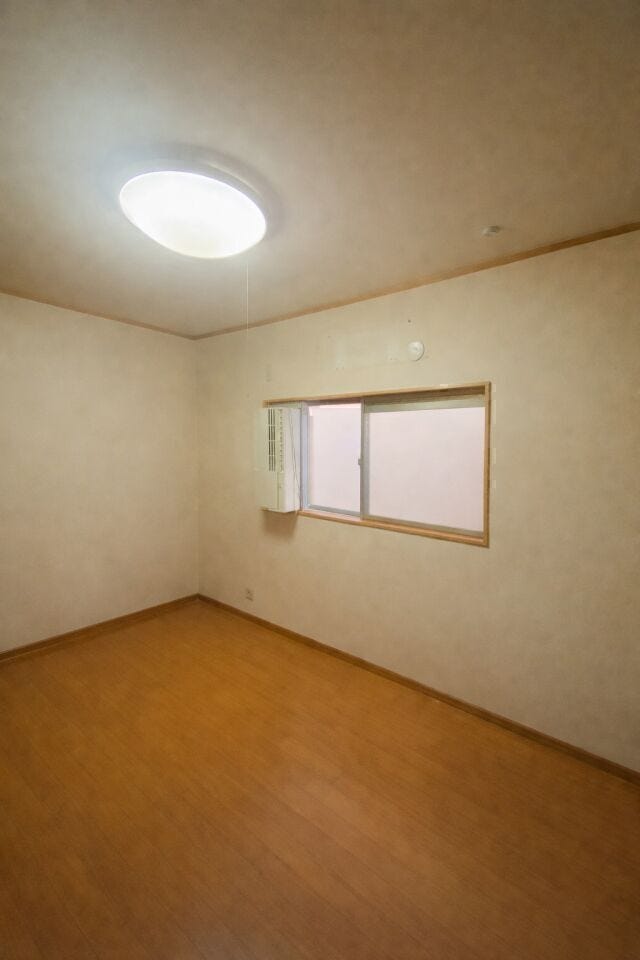 明るく使いやすい一室。
子ども部屋や家族のサブスペースとして柔軟に活用できます☆
※AIによる家具消しを行っております。