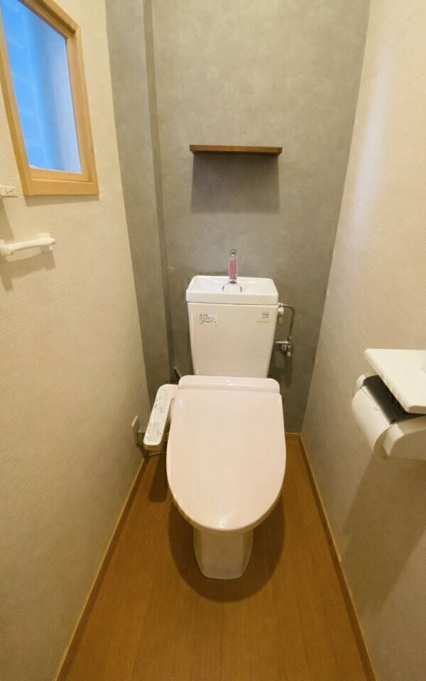 お手洗いは2カ所にあり、朝の支度時や来客時にも便利。