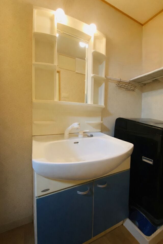 収納豊富で使いやすい洗面台。明るく清潔感のある水回りで家事動線も良好です。
※AIによる家具消しを行っております。