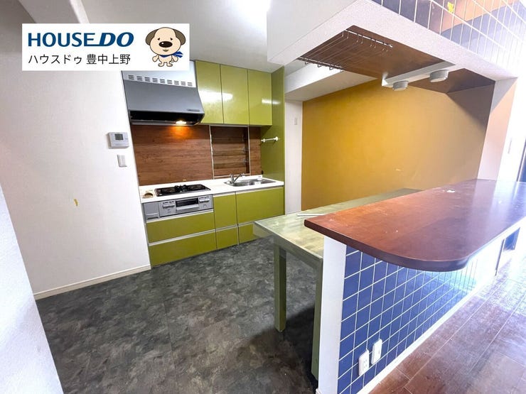 ビビットな配色が目を引くキッチンには大容量の食品庫が完備。見た目の楽しさと使い勝手の良さも兼ね備えた家事がはかどる空間です。