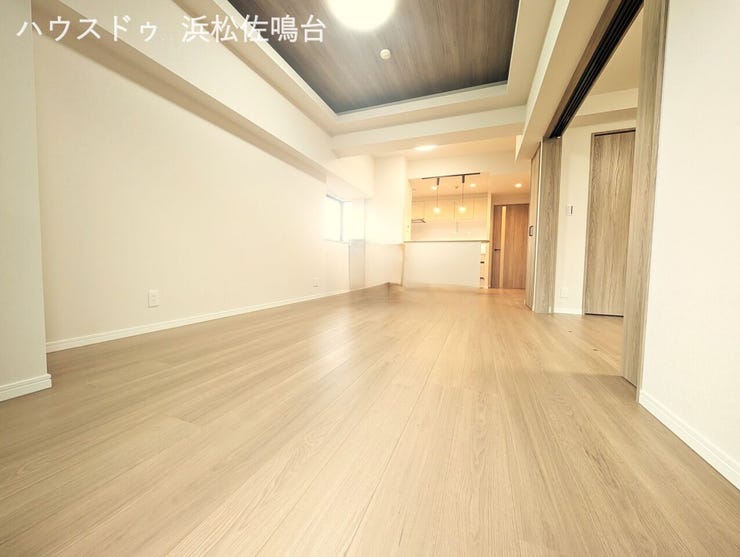 リビング全景※クロス、床、建具新品♪※一部画像加工処理しております。