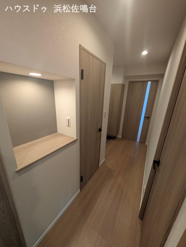 ニッチがお洒落な廊下全景。