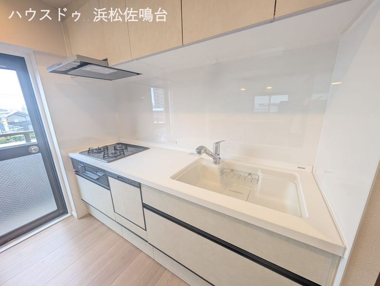 新品の人工大理石システムガスキッチン!食器洗浄乾燥機、フラット型レンジフード、シャワー水栓付♪勝手口のある、マンションでは希少なお部屋です。