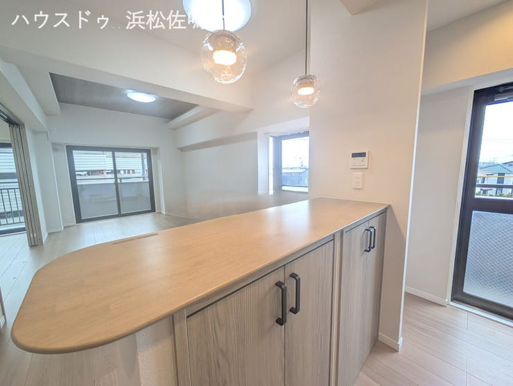デシャップスペースのあるキッチン。出来上がったお料理はとりあえずこちらへ。。。カウンター下部収納も重宝します。