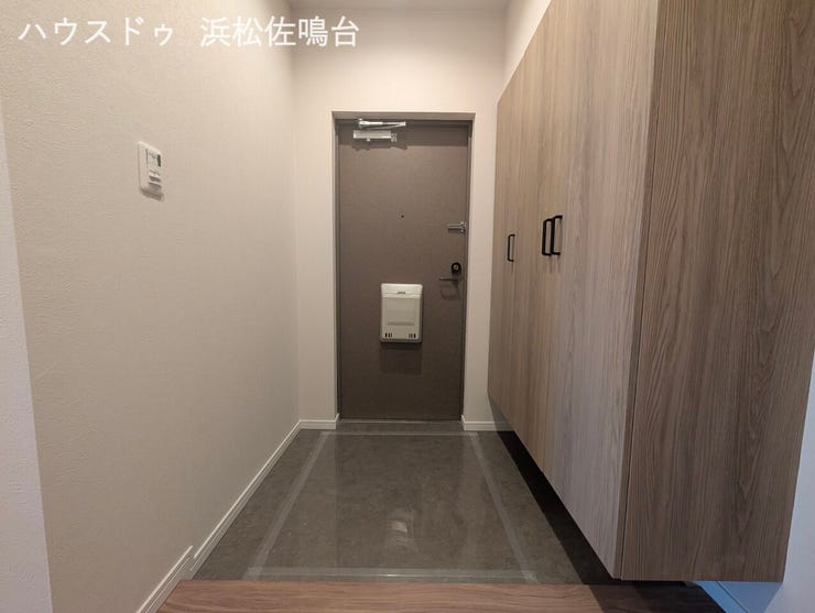 玄関全景、シューズボックス交換済♪人感センサー付照明なのでスイッチを押さなくても自動で明るくなります。