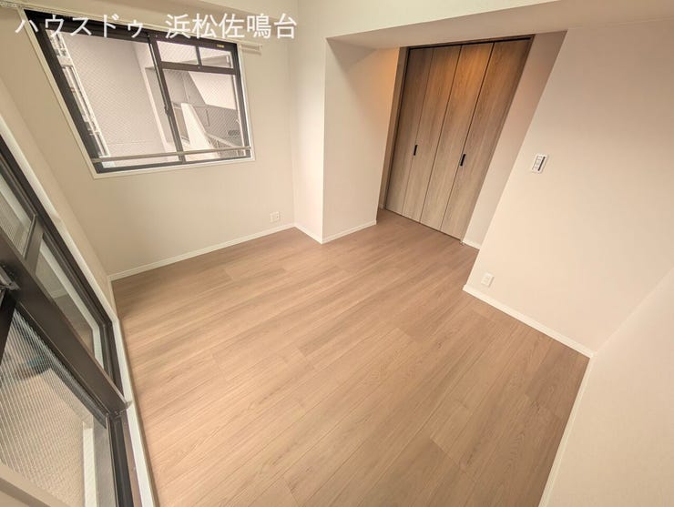 洋室6.4帖全景、北側ですが2面窓で決して暗いお部屋ではありません(^-^)一度ご覧になってください。
