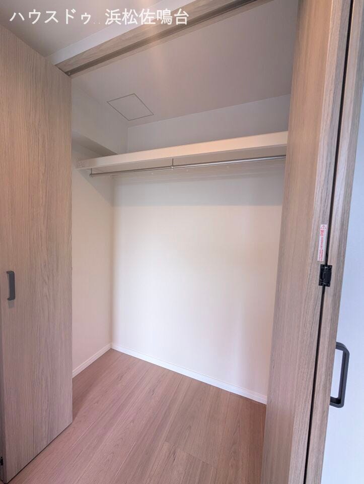 洋室クローゼット!建具、中のクロスや床も新調しております。
