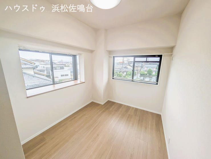 5.9帖洋室全景。2面採光のお部屋で出窓付き!子供部屋に最適です。