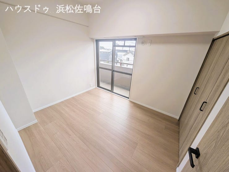 5帖洋室全景。西面バルコニーに付いたお部屋♪