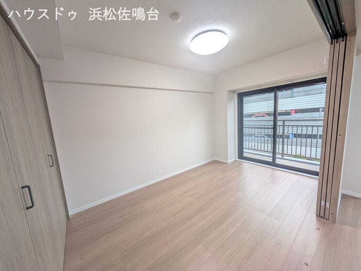 リビング横洋室は、引戸を全開にしてリビングと一体型の空間に!床材は段差無く一体感のある仕上げとなっています(^-^)