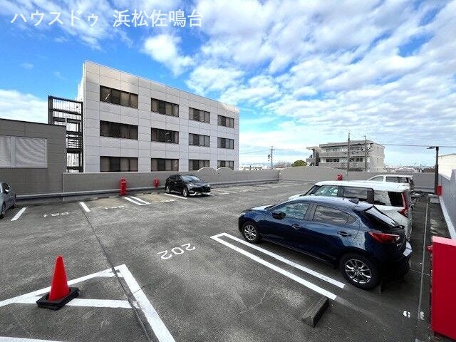建物に隣接する駐車場棟。全戸自走式平置駐車場です。
