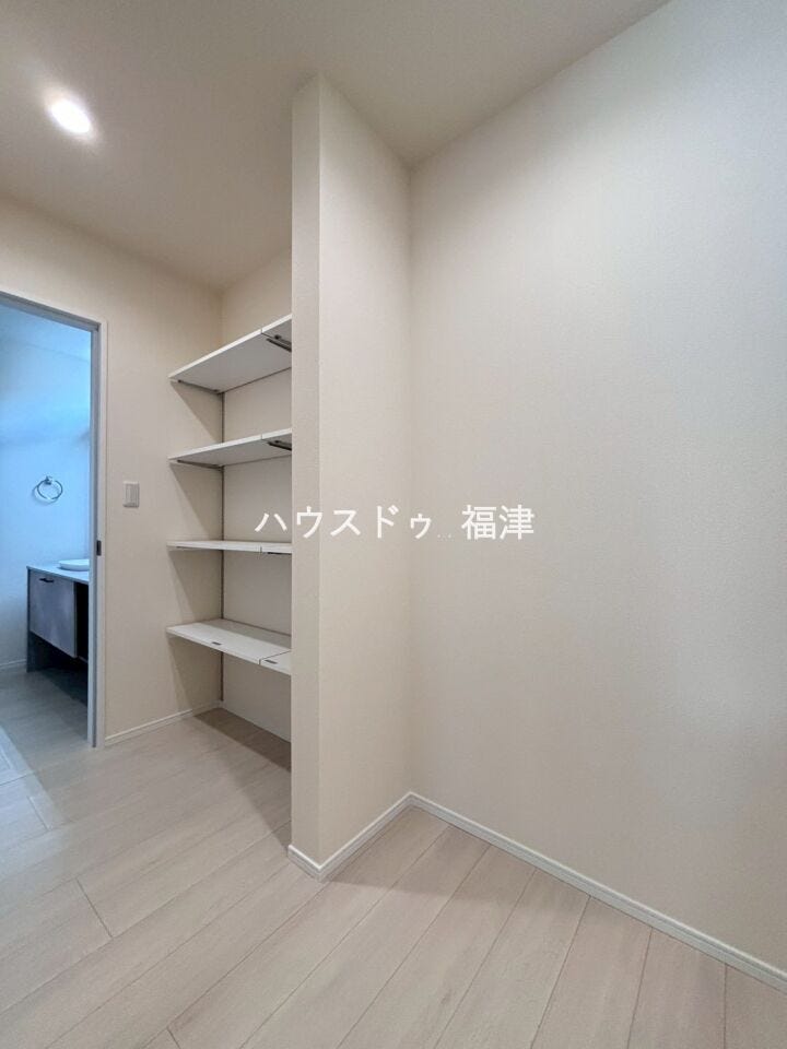 調理家電やお皿など、乱雑になりがちなキッチンを
すっきりまとめてくれるパントリー付き!
キッチンを広々と使うことができます。
《福津市西福間3丁目 新築戸建》