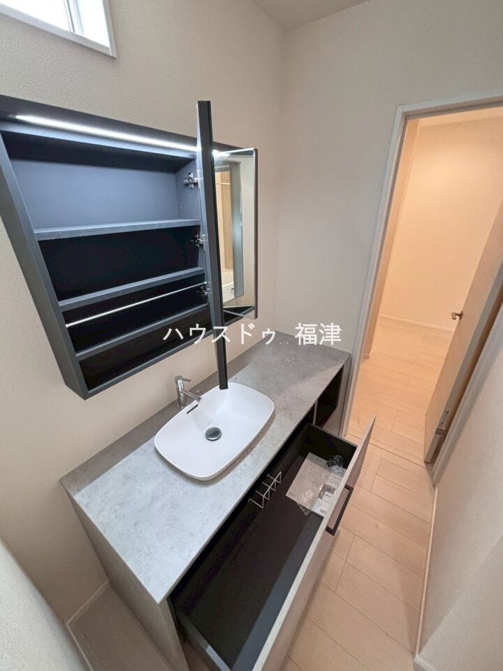 ホテルライクの洗面台です♪
廊下から、リビングからアクセスできて便利です^^
《福津市西福間3丁目 新築戸建》