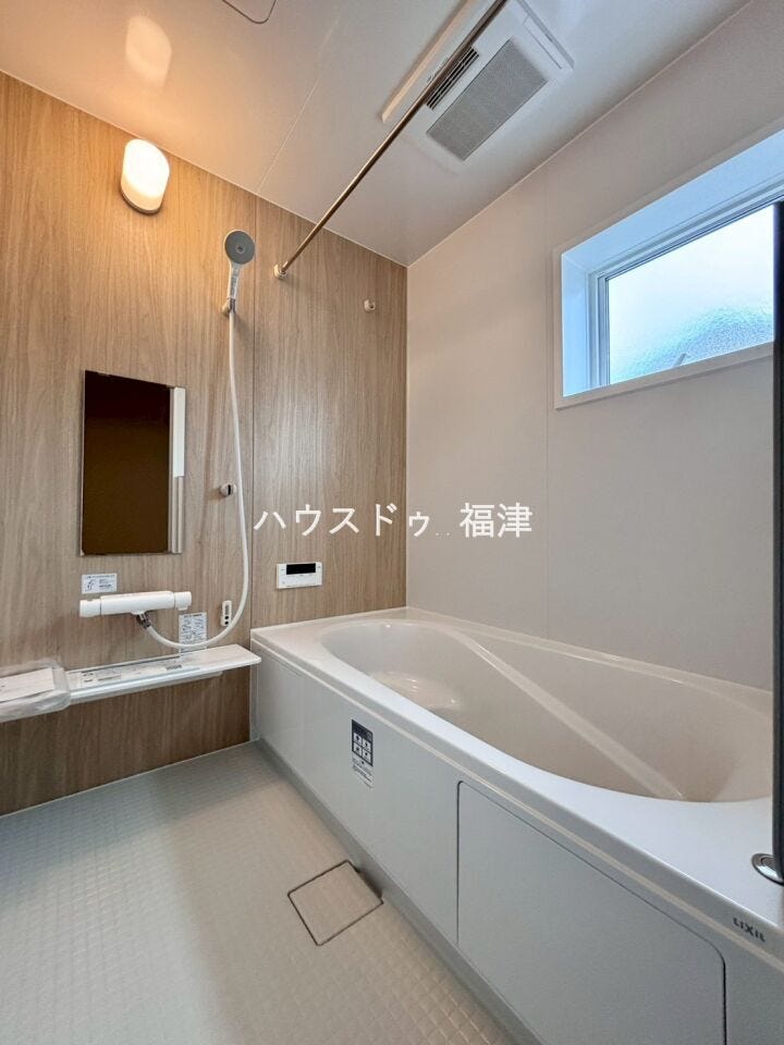 ゆとりのある浴室。足を伸ばしてご入浴いただけます。
1日の疲れを存分と癒してください。
《福津市西福間3丁目 新築戸建》