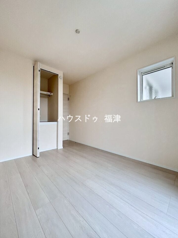約5.7帖の洋室です♪
2面採光で日当たり良好です♪
《福津市西福間3丁目 新築戸建》