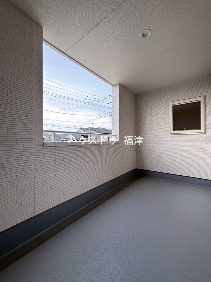 建物の内側に設けられたインナーバルコニーは、
外からの視線が入りにくく、
落ち着いて洗濯物を干すことができる空間です。
《福津市西福間3丁目 新築戸建》