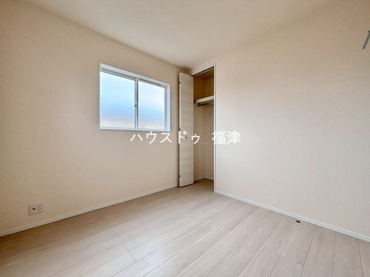 約4.5帖の洋室です♪
全居室収納付き!お部屋がきれいに保てます♪
《福津市西福間3丁目 新築戸建》