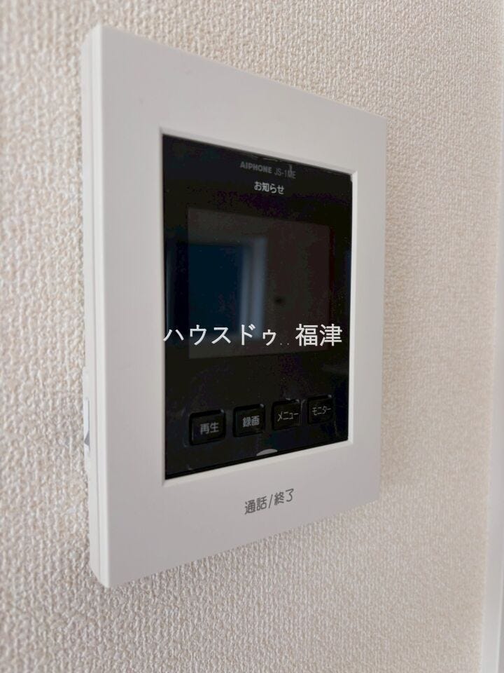 来訪者を映像で確認できるモニター付きインターホン。
室内から対応できるため、
不在時や防犯面の配慮にもつながります。
《福津市西福間3丁目 新築戸建》