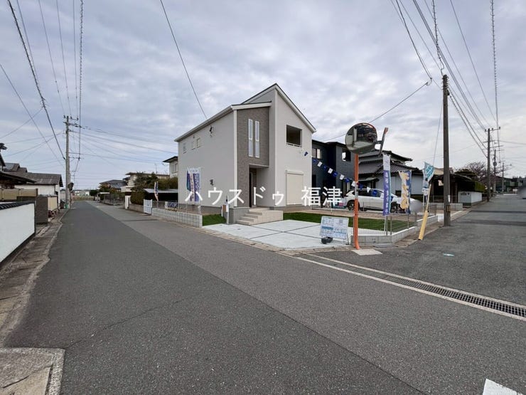 人気の角地住宅♪
陽当り良好、通風良好です。
《福津市西福間3丁目 新築戸建》