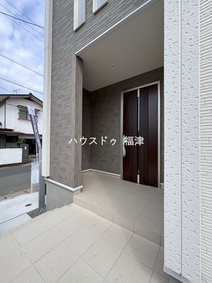 壁のある玄関ポーチです。雨風や日差しを遮り、
ベビーカーや自転車置き場、植物を飾る場所として使えます♪
《福津市西福間3丁目 新築戸建》