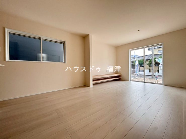 家族が自然と集まりやすいLDK空間。
家具配置がしやすい間取りで、
ダイニング・リビングそれぞれの使い分けもしやすく、
日常の過ごし方がイメージしやすい空間です。