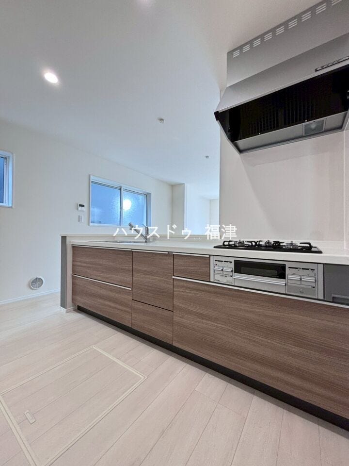 3口コンロや浄水器、パントリーなど
家事に役立つアイテム多数!毎日の家事も捗りそうです♪
《福津市西福間3丁目 新築戸建》