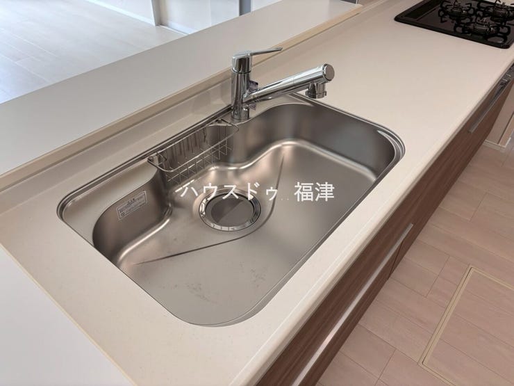 大きめのシンクで洗い物のストレス削減!
蛇口の先端に浄水器を内蔵しているため場所をとりません。
《福津市西福間3丁目 新築戸建》