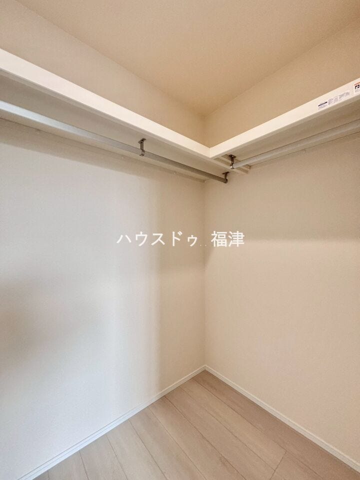 ウォークインクローゼットを完備。
お子様のアルバムや、趣味の道具・季節物の家電製品など、
お荷物が多い方でも安心のスペースです♪
《福津市西福間3丁目 新築戸建》