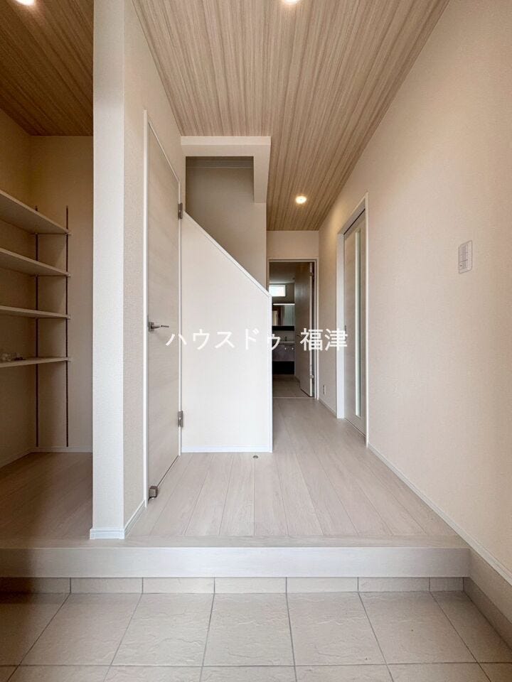 玄関には可動棚タイプのシューズクロークを完備!
高さのある靴もすっきり収納できます◎
《福津市西福間3丁目 新築戸建》