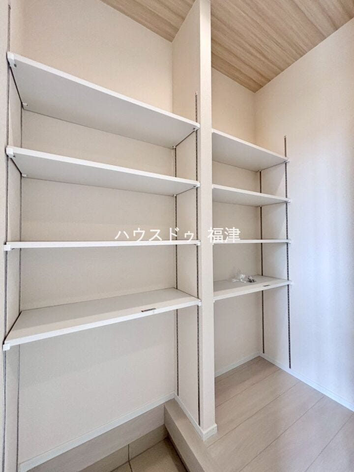 シューズクロークです♪
ベビーカーやゴルフセットなども収納できます♪
《福津市西福間3丁目 新築戸建》