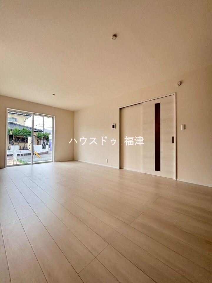 大きな窓から心地よい光が差し込むリビング。
明るい空間で、ご家族との会話も弾みそうですね。
外から見えにくい設計で、プライバシーにも配慮されています。
《福津市西福間3丁目 新築戸建》