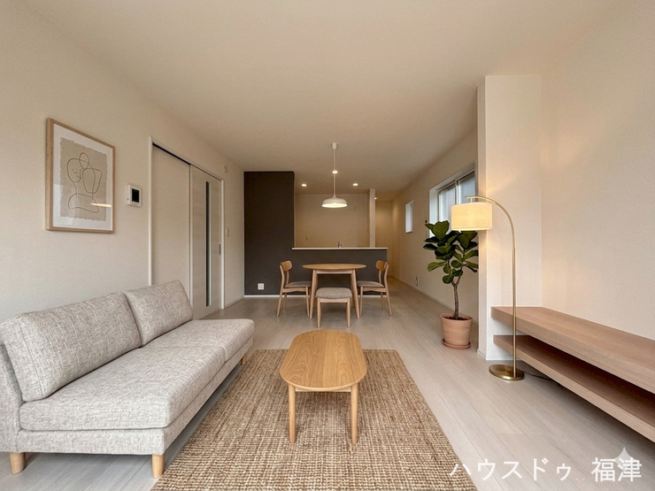 【リビング】
リビングの窓計2箇所はシャッター付き!
夏は涼しく、冬は暖かくお過ごしいただけます♪
《福津市西福間3丁目 新築戸建》