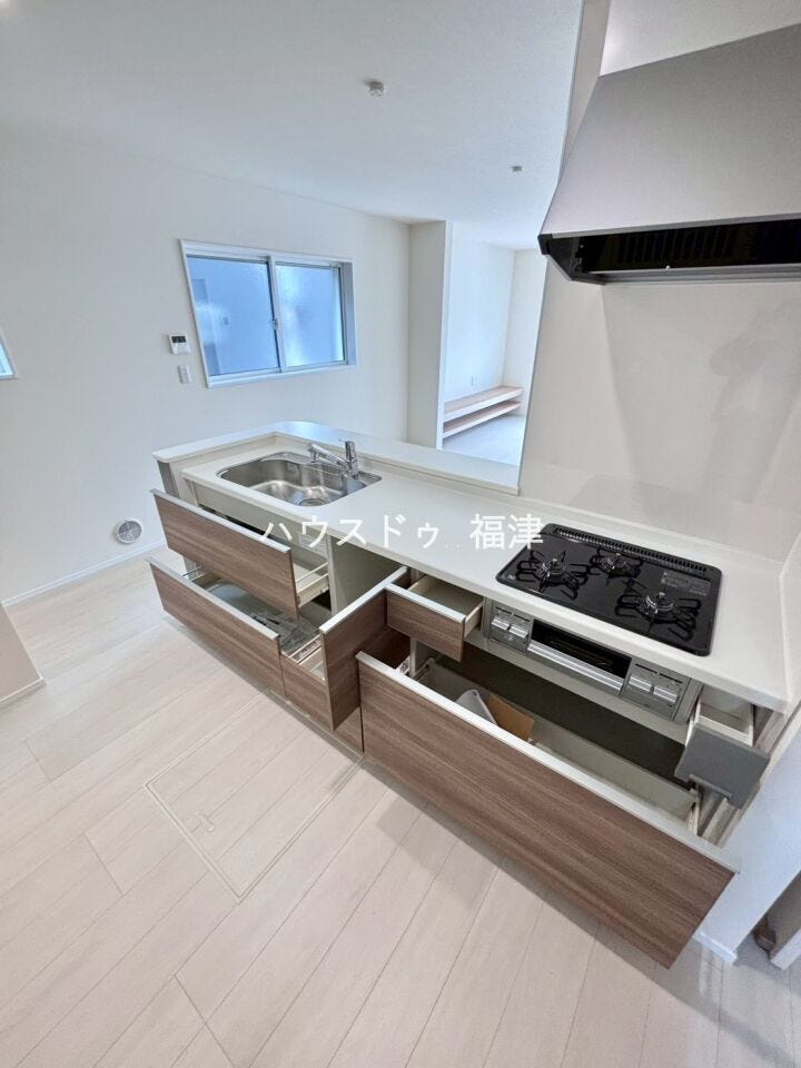 勢いよく引戸を閉めてしまっても、
閉まる寸前でゆっくりになり、優しく閉まります。
些細なことですが、日々のストレスが削減されますね♪
《福津市西福間3丁目 新築戸建》