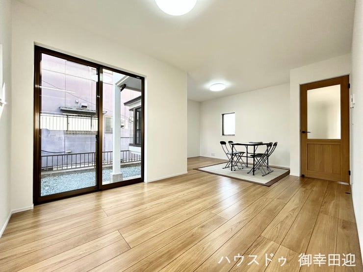 ■安らぎと笑顔の中心地■陽光が優しく降り注ぎ、会話が自然と弾む。ここでは、毎日が特別な時間へと変わります。